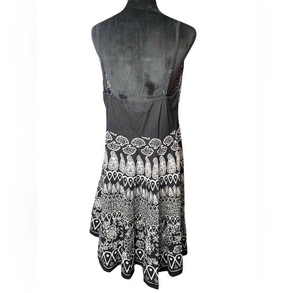 Magic Black & White MIDI Dress - Picture 4 of 10